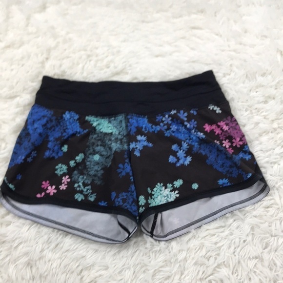 Lululemon Groovy Run Short *4-way Stretch Petal Pop Multi / Black - Picture 1 of 6